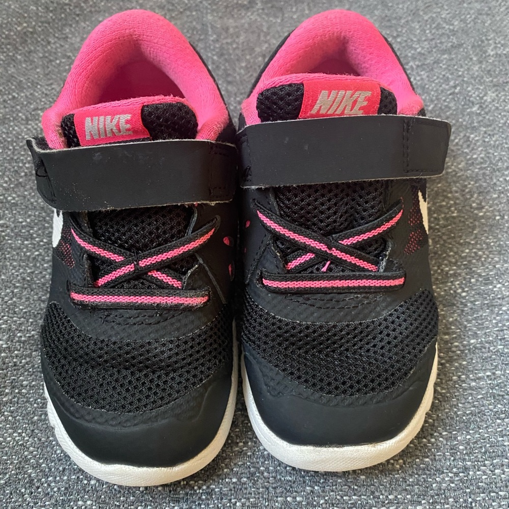 Nike kids sneaker in Black & Pink size 8